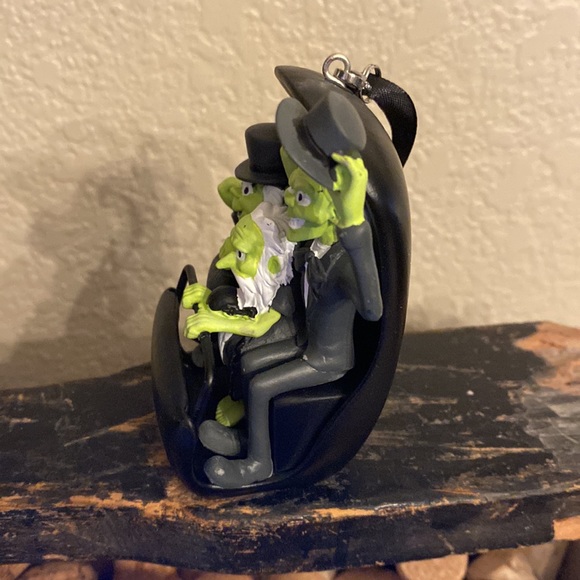 COPY - Disney Haunted Mansion Hitchhiking Ghost Ornament - Picture 3 of 5